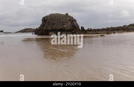 Kantabrien, Spanien, Strand Playa de RIS in der Stadt Noja, mit Karstformationen und mehreren kleinen Inseln vor der Küste Stockfoto