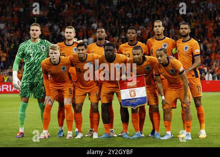 AMSTERDAM - (oberste Reihe l-r) Holländischer Torhüter Bart Verbruggen, Matthijs de Ligt aus Holland, Ryan Gravenberch aus Holland, Denzel Dumfries aus Holland, Virgil van Dijk aus Holland, Cody Gakpo aus Holland, (unterste Reihe l-r) Jerdy Schouten aus Holland, Tijani Reijnders aus Holland, Brian Brobbey aus Holland, Nathan Ake aus Holland, Xavi aus Holland 2024 ANP MAURICE VAN STEEN Stockfoto