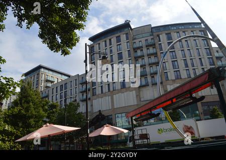 Der Hayes Apartment-Komplex über dem Einkaufszentrum St. Davids 2. Cardiff, Wales, Vereinigtes Königreich. Juli 2024. Stockfoto