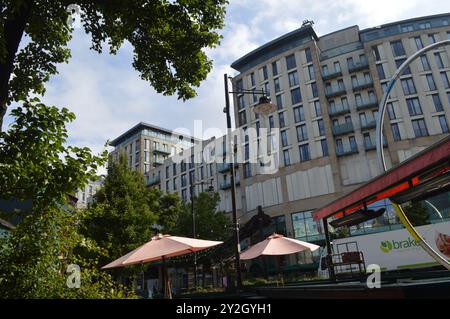 Der Hayes Apartment-Komplex über dem Einkaufszentrum St. Davids 2. Cardiff, Wales, Vereinigtes Königreich. Juli 2024. Stockfoto