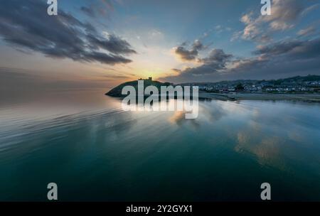 Sonnenuntergang über Criccieth Castle auf der Llyn-Halbinsel in Nordwales, Großbritannien Stockfoto