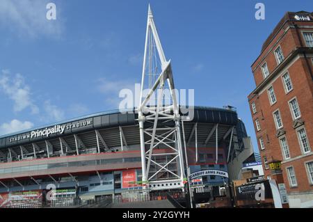 Das Principality Stadium und der Eingang zum Cardiff Arms Park, von der Westgate Street aus gesehen. Cardiff, Wales, Vereinigtes Königreich. Juli 2024. Stockfoto