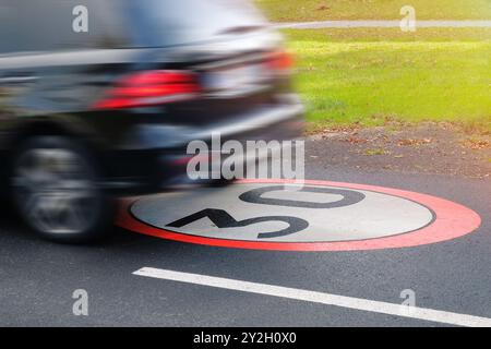 Ein fahrendes Fahrzeug, das gegen die Verkehrsregeln verstößt und die Höchstgeschwindigkeit auf 30 begrenzt Stockfoto