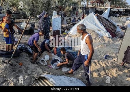 Khan Younis, Gaza. September 2024. Palästinenser inspizieren den Standort nach israelischen Angriffen auf ein Zeltlager für Vertriebene im Gebiet Al-Mawasi in Khan Younis im südlichen Gazastreifen am Dienstag, den 10. September 2024. Mindestens 40 Palästinenser wurden am frühen Dienstag bei israelischen Luftangriffen auf ein Zeltlager in Khan Younis im südlichen Gazastreifen getötet und mehrere weitere verletzt. Der Angriff hinterließ ein 9 Meter tiefes Loch in der Gegend. Foto: Abid AlRahim Al-Khatib/UPI Credit: UPI/Alamy Live News Stockfoto