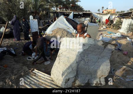 Khan Younis, Gaza. September 2024. Palästinenser inspizieren den Standort nach israelischen Angriffen auf ein Zeltlager für Vertriebene im Gebiet Al-Mawasi in Khan Younis im südlichen Gazastreifen am Dienstag, den 10. September 2024. Mindestens 40 Palästinenser wurden am frühen Dienstag bei israelischen Luftangriffen auf ein Zeltlager in Khan Younis im südlichen Gazastreifen getötet und mehrere weitere verletzt. Der Angriff hinterließ ein 9 Meter tiefes Loch in der Gegend. Foto: Abid AlRahim Al-Khatib/UPI Credit: UPI/Alamy Live News Stockfoto