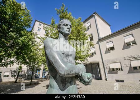 Statue von Richard Scheibe, Bundesministerium der Verteidigung, Bendlerblock, Gedenkstätte Deutscher Widerstand, Stauffenbergstraße, Tiergarten, Mitte, Berlin, Deutschland *** Statue von Richard Scheibe, Bundesministerium für Verteidigung, Bendlerblock, Gedenkstätte für Widerstand, Stauffenbergstraße, Tiergarten, Mitte, Berlin, Deutschland Stockfoto