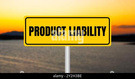 Produkthaftungsnachricht auf gelbem Schild mit unscharfem See-Hintergrund. Symbol für konzeptionelle Produkthaftung. Kopierbereich. Stockfoto
