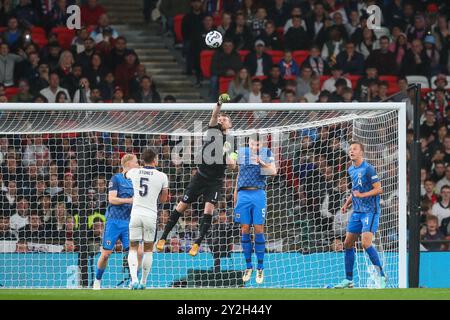 Lukas Hradecky aus Finnland schlägt den Ball während der UEFA Nations League - Liga B - Gruppe 2 England gegen Finnland im Wembley Stadium, London, Großbritannien, 10. September 2024 (Foto: Gareth Evans/News Images) in, am 10. September 2024. (Foto: Gareth Evans/News Images/SIPA USA) Credit: SIPA USA/Alamy Live News Stockfoto