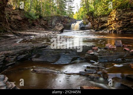 Upper Falls im Morgenlicht. Amnicon Falls State Park, South Range, Wisconsin, USA. Stockfoto