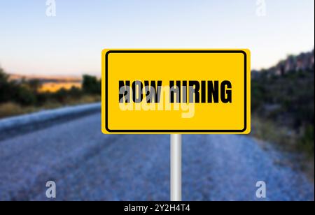 Jetzt steht die Einstellungsnachricht auf dem gelben Straßenschild. Symbol „Conceptual Now Hiring“. Kopierbereich. Stockfoto