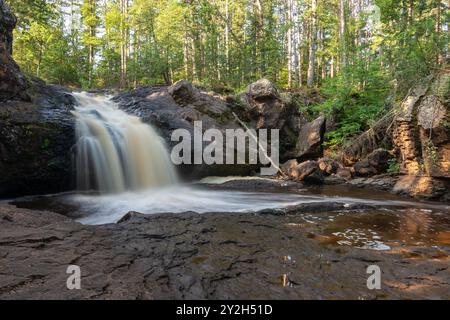 Upper Falls im Morgenlicht. Amnicon Falls State Park, South Range, Wisconsin, USA. Stockfoto