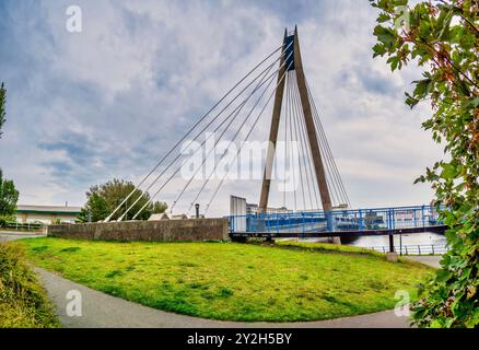 Das Bild zeigt die Marine Way Bridge, die für das Jahr 2000 Millennium gebaut wurde im Nordwesten von Lancashire Küstenort Southport Stockfoto