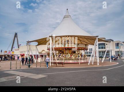 Farbenfrohes Straßenbild auf der Southport Promenade der Funland Touristenattraktion Arkade in der Küstenstadt Lancashire im Nordwesten von Southport Stockfoto