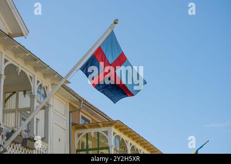 Kung?lv, Schweden - 15. Juli 2022: Die Bohusl?n-Flagge winkt von einem Fahnenmast. Stockfoto