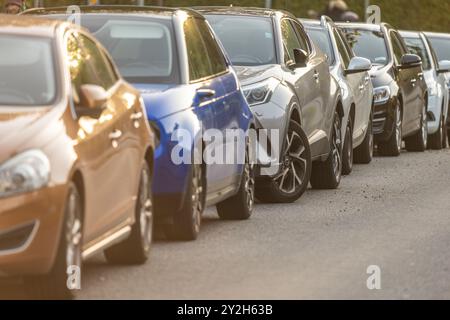 Göteborg, Schweden - 03. Oktober 2022: Lange Reihe von Autos parkt am Straßenrand Stockfoto