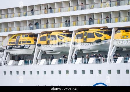 Göteborg, Schweden - 29. Oktober 2022: Ausschreibungen und Rettungsboote des Kreuzfahrtschiffes AIDAsol Stockfoto