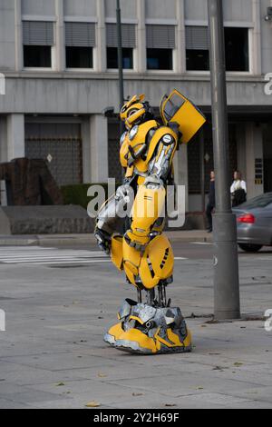 Oslo, Norwegen – 19. november 2022: Straßenkünstler kleidet sich als Transformers Robot Bumblebee Stockfoto