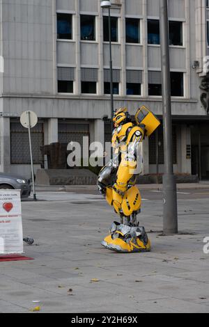 Oslo, Norwegen – 19. november 2022: Straßenkünstler kleidet sich als Transformers Robot Bumblebee Stockfoto