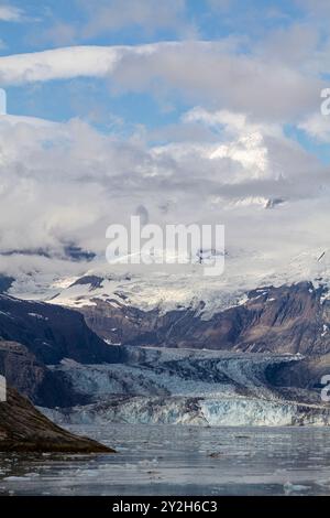 Blick auf den Johns Hopkins Glacier und die Fairweather Range im Glacier Bay National Park and Preserve, USA. Stockfoto