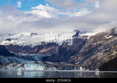 Blick auf den Johns Hopkins Glacier und die Fairweather Range im Glacier Bay National Park and Preserve, USA. Stockfoto