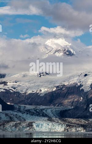 Blick auf den Johns Hopkins Glacier und die Fairweather Range im Glacier Bay National Park and Preserve, USA. Stockfoto