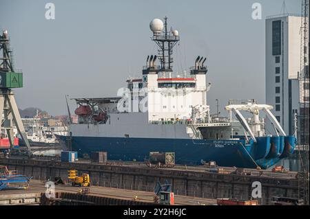 Frederikshavn, Dänemark - 22. April 2011: Mehrzweck-Vellse Atlantic Guardian an einem Kai angedockt. Stockfoto