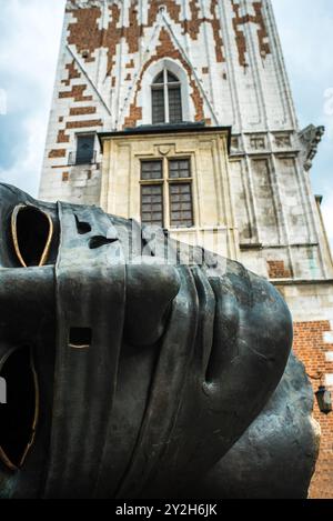 Denkmal aus Bronze Skulptur eines leeren Kopf auf dem Marktplatz von Krakau. Stockfoto