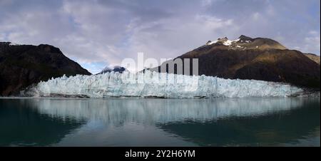 Ein Panoramablick auf den Margerie Glacier und die Fairweather Range im Glacier Bay National Park and Preserve im Südosten von Alaska, USA. Stockfoto