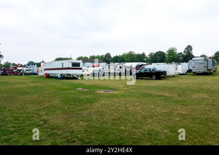 Wohnwagen und Wohnwagen hinter den Kulissen eines Wanderfestes in Saffron Walden, Essex UK Stockfoto