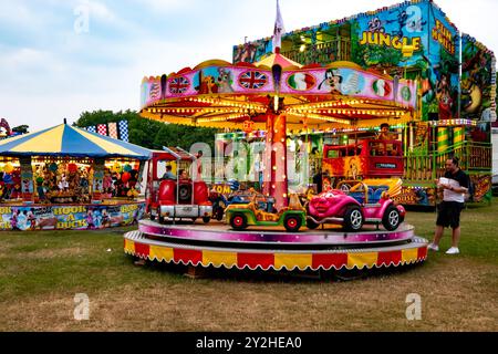 Fahrgeschäfte, Spiele und Attraktionen in Saffron Walden, Essex, Großbritannien Stockfoto