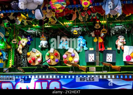 Schießen von Gewehren und Armbrüsten auf einem Wanderfest in Saffron Walden, Essex, Großbritannien Stockfoto