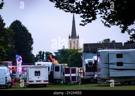 Hinter den Kulissen einer Wanderausstellung mit Anhängern und Fahrzeugen, die auf einem Feld in Saffron Walden, Essex, Großbritannien, geparkt wurden Stockfoto