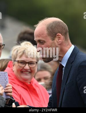 Llanelli, Wales UK 10. September 2024 HRH Prinz William, Prince of Wales begrüßt Wohlwollende vor der Swiss Valley Primary School, wo er Schüler traf, die 2024 am Urdd Eisteddfod teilnahmen, einem einwöchigen Festival, das die walisische Sprache und Kultur feiert. Seine Reise nach Llanelli in Südwales beinhaltete auch einen Besuch der Wales Air Ambulance, deren Schirmherr er ist, und Parc y Scarlets, der Heimat der Scarlets Rugby Union. Stockfoto