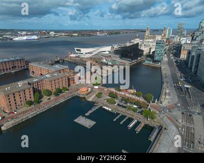 Blick aus der Vogelperspektive auf das Salthouse Dock in Richtung RIBA North und das Museum of Liverpool mit dem Fluss Mersey dahinter, Liverpool, Großbritannien. Stockfoto