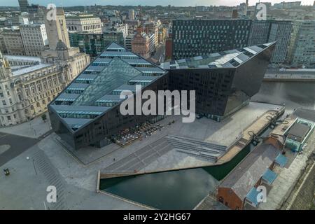 Aus der Vogelperspektive auf RIBA North, das nationale Architekturzentrum an der Liverpool Waterfront, Liverpool, Großbritannien. Stockfoto