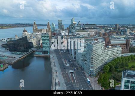 Aus der Vogelperspektive auf das Stadtzentrum von Liverpool mit Blick auf die Strand Street in Richtung St Johns Beacon, Großbritannien. Stockfoto