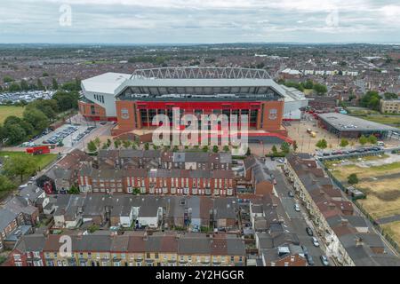 Aus der Vogelperspektive auf Anfield, Heimstadion des Liverpool Football Club, und die Straßen rund um das Stadion in Liverpool, Großbritannien. Stockfoto