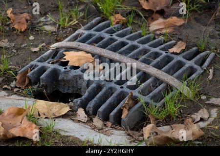 Schließen Sie das Metallgitter auf dem Boden an Stockfoto