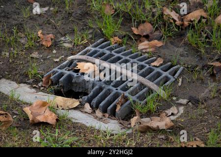 Schließen Sie das Metallgitter auf dem Boden an Stockfoto