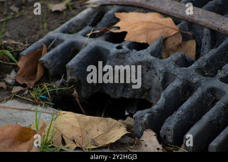 Schließen Sie das Metallgitter auf dem Boden an Stockfoto