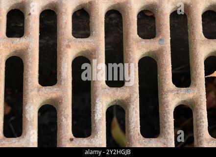 Schließen Sie das Metallgitter auf dem Boden an Stockfoto