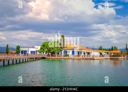 Das schwimmende Kloster des Heiligen Nikolaus in Porto Lagos, Rhodopen, Thrakien, Griechenland. Stockfoto