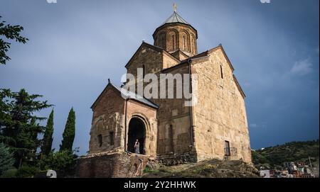 Tiflis, Georgien-Juni 06,2024 : Metekhi Virgin Mary Himmelfahrt Kirche, die Metekhi Kirche der Geburt der Mutter Gottes, einfach bekannt als Metekhi, Stockfoto