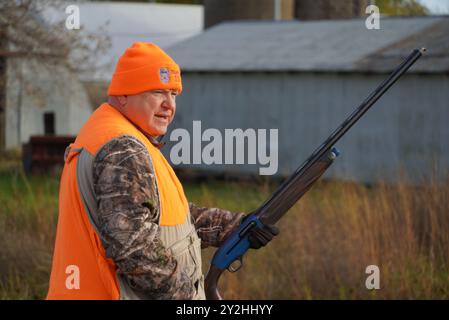 Owatonna, Vereinigte Staaten von Amerika. 14. Oktober 2023. Der Gouverneur von Minnesota Tim Walz, D-MN, Shotgun in Hand, nimmt an der Eröffnung der Fasan Hunting Season am 14. Oktober 2023 in Owatonna, Minnesota, Teil. Quelle: MNGOV/Minnesota Governors Office/Alamy Live News Stockfoto