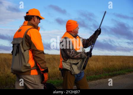 Owatonna, Vereinigte Staaten von Amerika. 14. Oktober 2023. Der Gouverneur von Minnesota Tim Walz, D-MN, rechts, Shotgun in Hand, nimmt an der Eröffnung der Fasan Jagd Saison am 14. Oktober 2023 in Owatonna, Minnesota, Teil. Quelle: MNGOV/Minnesota Governors Office/Alamy Live News Stockfoto