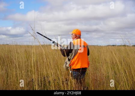 Owatonna, Vereinigte Staaten von Amerika. 14. Oktober 2023. Der Gouverneur von Minnesota Tim Walz, D-MN, Shotgun in Hand, nimmt an der Eröffnung der Fasan Hunting Season am 14. Oktober 2023 in Owatonna, Minnesota, Teil. Quelle: MNGOV/Minnesota Governors Office/Alamy Live News Stockfoto