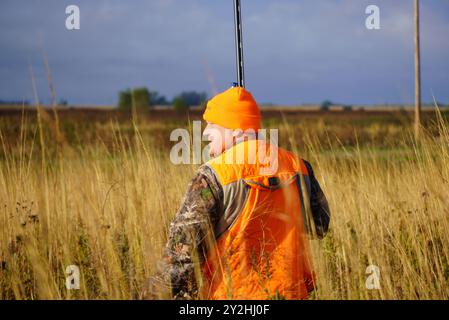 Owatonna, Vereinigte Staaten von Amerika. 14. Oktober 2023. Der Gouverneur von Minnesota Tim Walz, D-MN, Shotgun in Hand, nimmt an der Eröffnung der Fasan Hunting Season am 14. Oktober 2023 in Owatonna, Minnesota, Teil. Quelle: MNGOV/Minnesota Governors Office/Alamy Live News Stockfoto