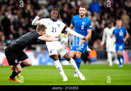 Der Englands Eberechi Eze versucht einen Treffer, den der finnische Torhüter Lukas Hradecky während des B2-Spiels der UEFA Nations League im Wembley Stadium in London erspart hat. Bilddatum: Dienstag, 10. September 2024. Stockfoto