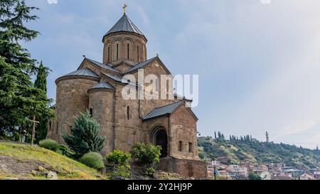 Tiflis, Georgien-Juni 06,2024 : Metekhi Virgin Mary Himmelfahrt Kirche, die Metekhi Kirche der Geburt der Mutter Gottes, einfach bekannt als Metekhi, Stockfoto