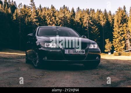 Bulgarien - 10 02 2024: Angel Eyes Scheinwerfer an einem 3er BMW e90. Stockfoto